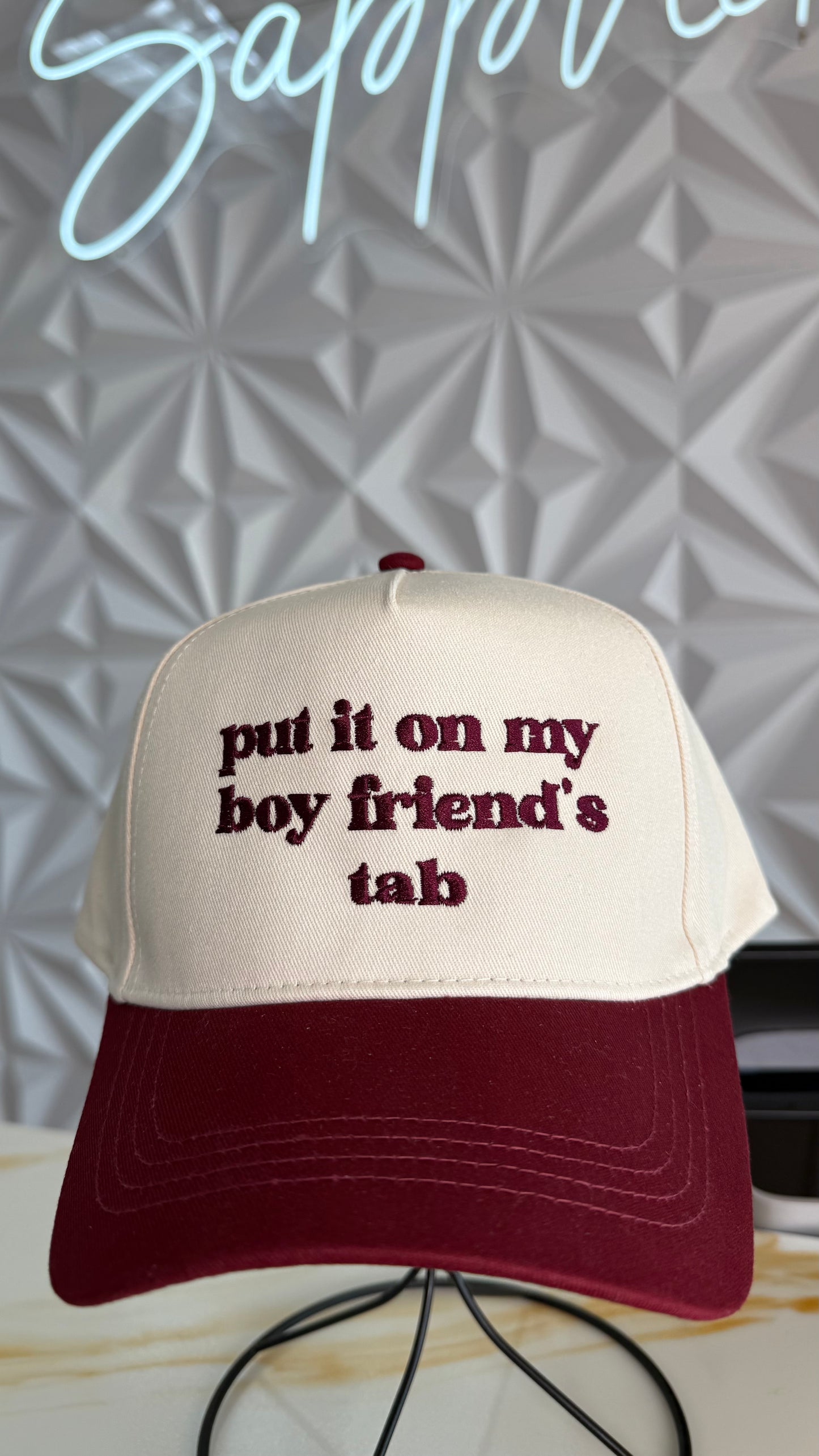 BOYFRIENDS TAB’ hat cherry